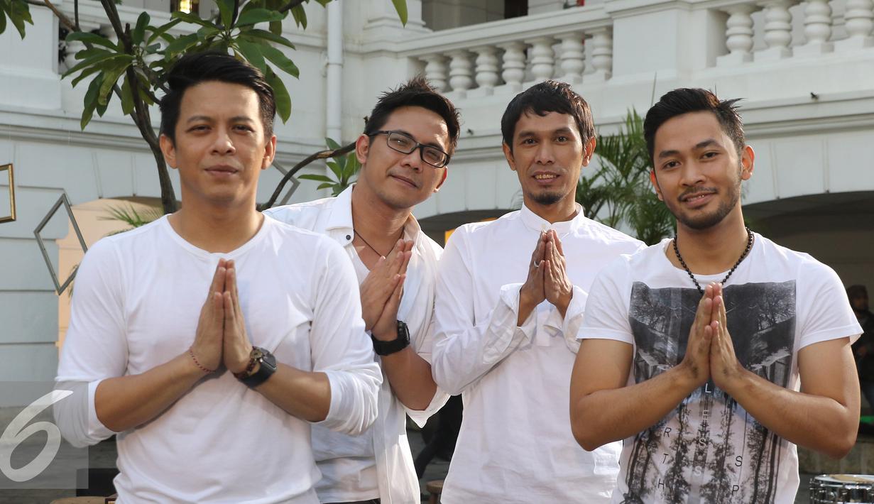 Band Noah berpose seusai Intimate Music Concert bertajuk "Eargasm Noah" yang digagas oleh vidio.com, di kawasan kota,Jakarta,Rabu (15/6/2016). Band Noah membawakan 8 lagu dalam konser tersebut (Liputan6.com/Herman Zakharia)
