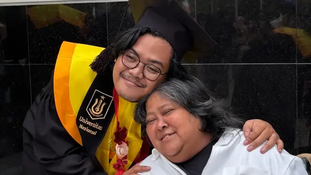 Momen Wisuda Anak Suty Karno, Penuh Haru dan Kebanggaan