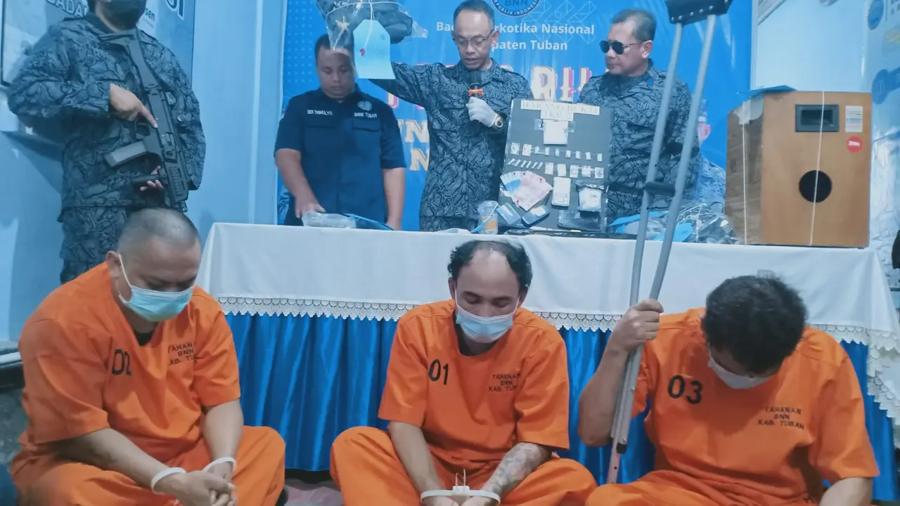Para tersangka narkoba digelandang ke Polres Tuban. (Adirin/liputan6.com)
