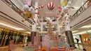 Dekorasi unik dan ornamen modern bernuansa Natal menghiasi pusat perbelanjaan kawasan Menteng, Jakarta, Minggu (23/12). Konsep dekorasi pohon Natal modern disajikan untuk membuat suasana berbeda dari tahun-tahun sebelumnya. (Liputan6.com/Herman Zakharia)