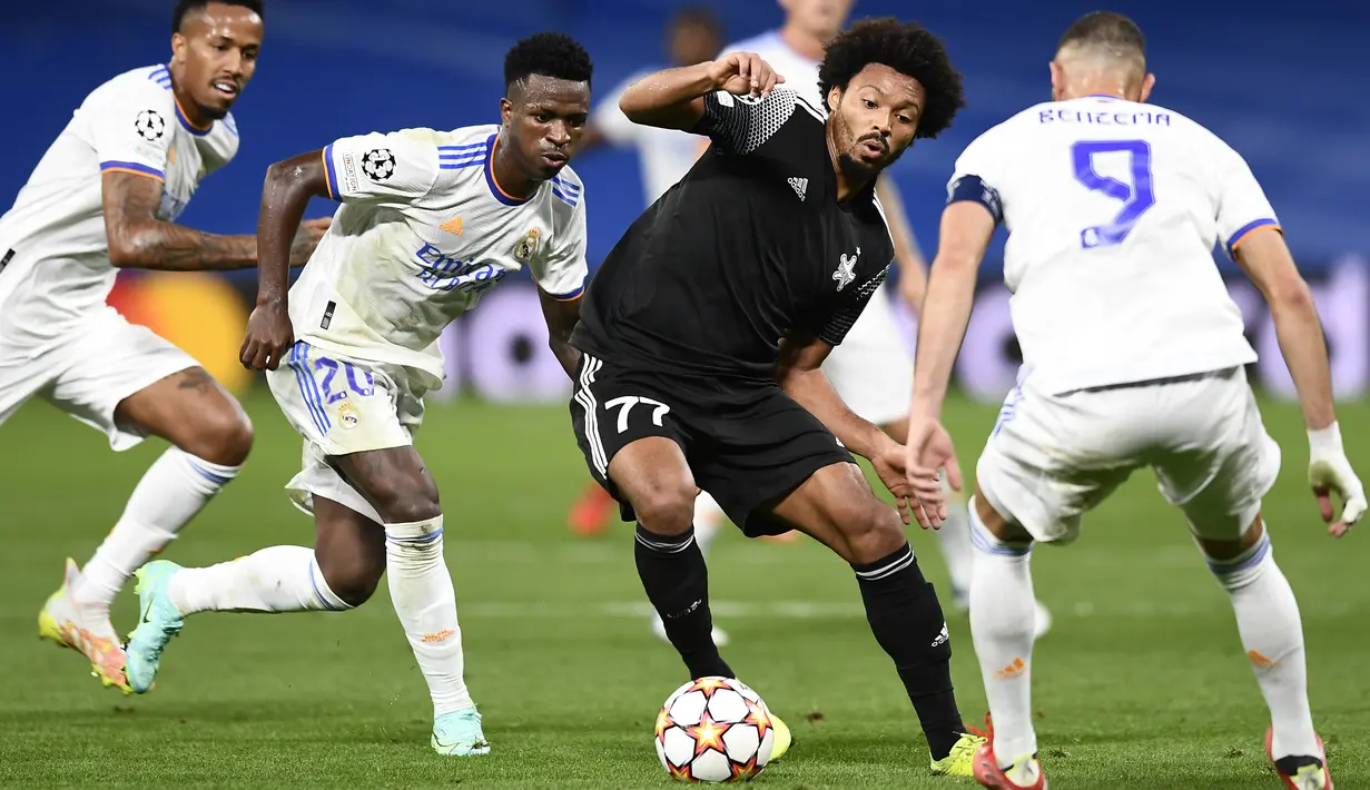 Pemain Sheriff, Bruni (kedua kanan) berusaha membawa bola melewati tiga pemain Real Madrid pada pertandingan grup D Liga Champions di stadion Bernabeu di Madrid, Spanyol, Rabu (29/9/2021). Sheriff menang atas tuan rumah Real Madrid 1-2. (AP Photo/Jose Breton)