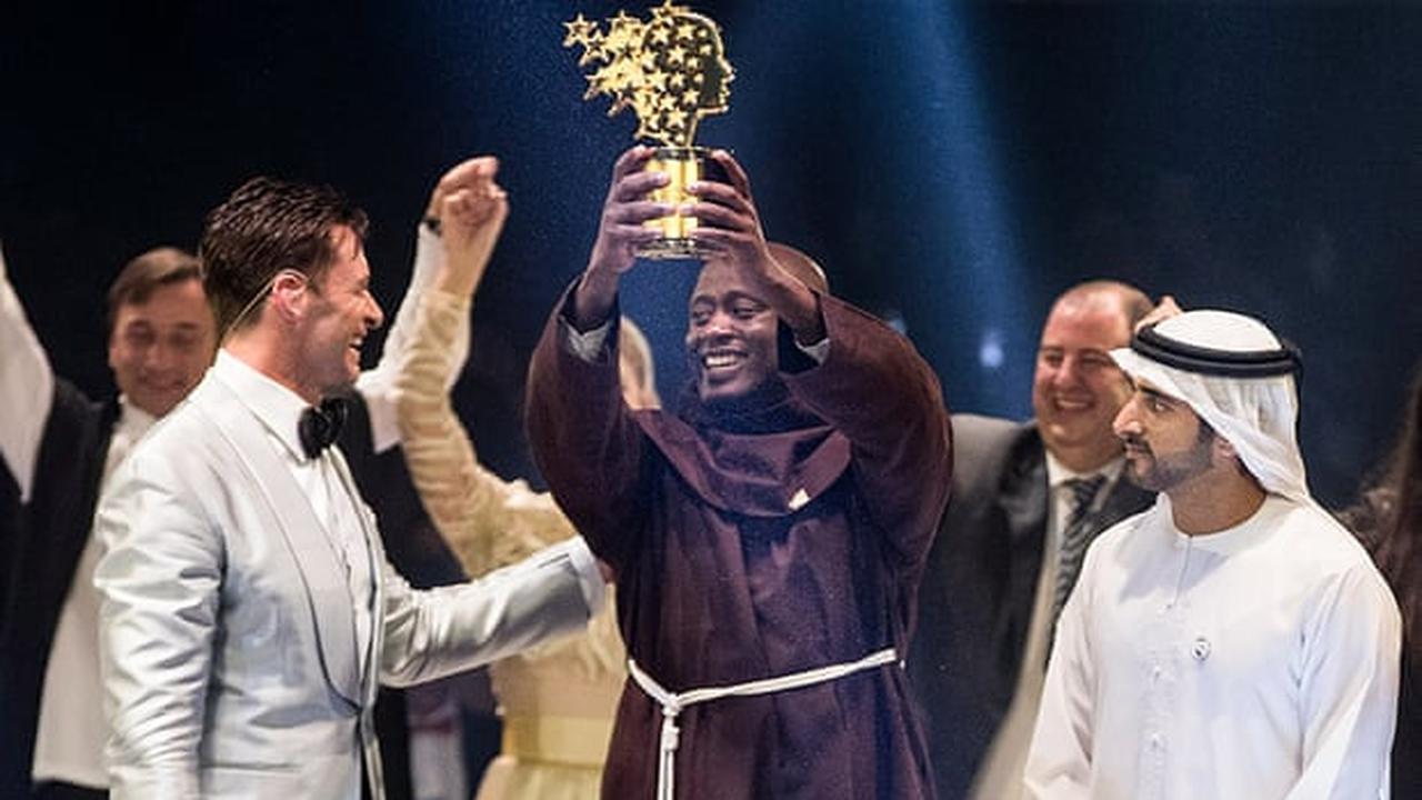 Peter Tabichi, guru yang menyumbangkan 80 persen gajinya untuk murid dianugerahi The Varkey Foundation Global Teacher Prize dan hadiah sekitar Rp 14 miliar. (AP)
