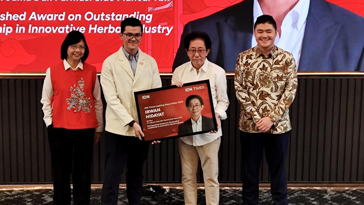 Dinilai Berhasil Kenalkan Jamu ke Berbagai Generasi, Irwan Hidayat Raih Penghargaan IDN Times News Maker 2024