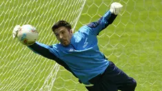 Kiper Juventus, Gianluigi Buffon, kini memasuki usia 45 tahun. Penjaga gawang asal Italia itu pernah menjadi andalan di bawah mistar Juventus selama bertahun-tahun dan berhasil meraih banyak gelar termasuk 10 gelar Serie A dan empat Coppa Italia. (AFP/Gerard Julien)