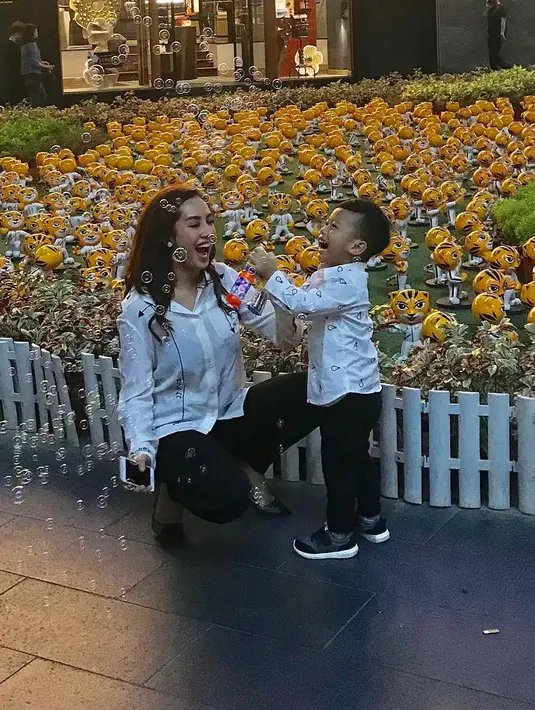 Kehidupan Shinta Bachir mulai membaik setelah mendapat tawaran sinetron. Dan peran disinetron tersebut, mengharuskan pakai  konde. Dari situ ibu satu anak itu kembali bangkit dari kesulitan. (Instagram/shintabachir86_real)