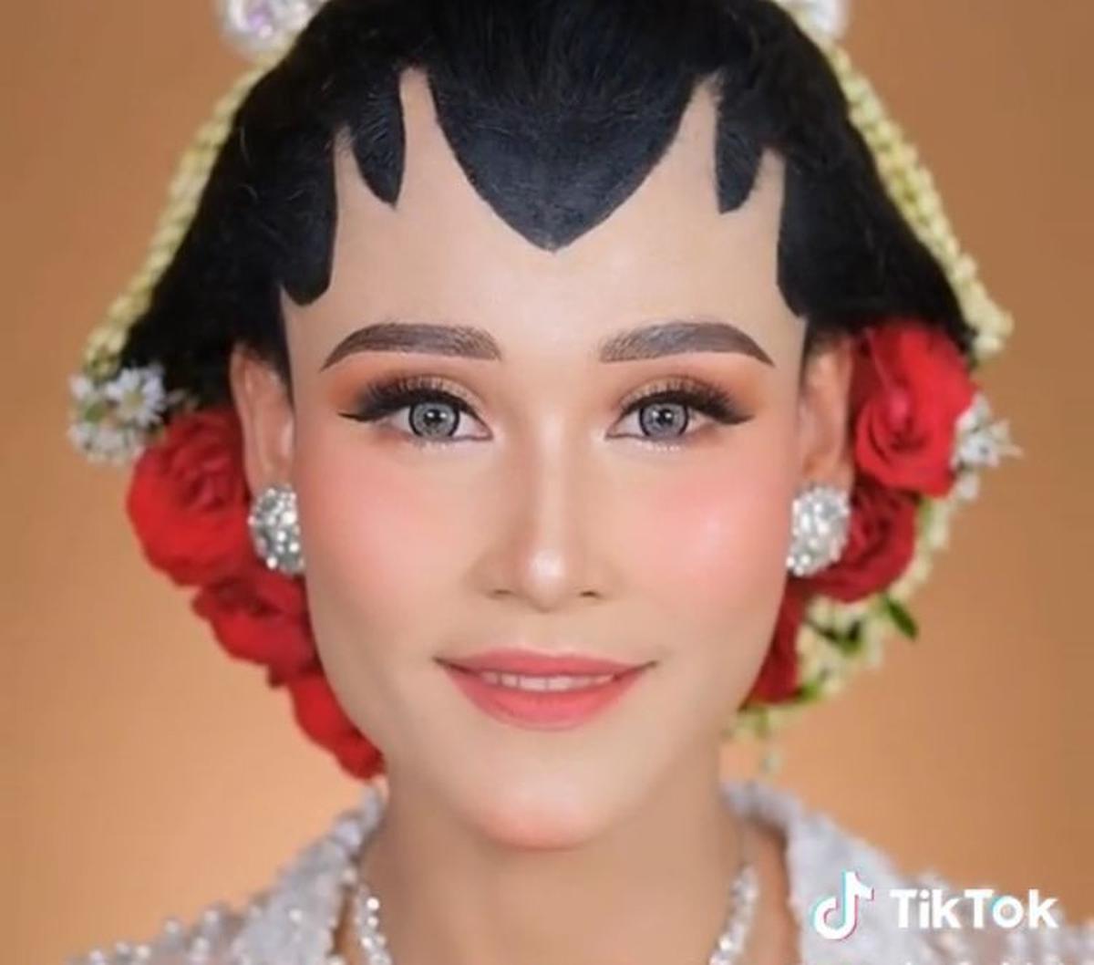 Biasa dikenal sebagai personal trainer, Saras ingin terlihat cantik dan feminin di hari bahagianya ini.