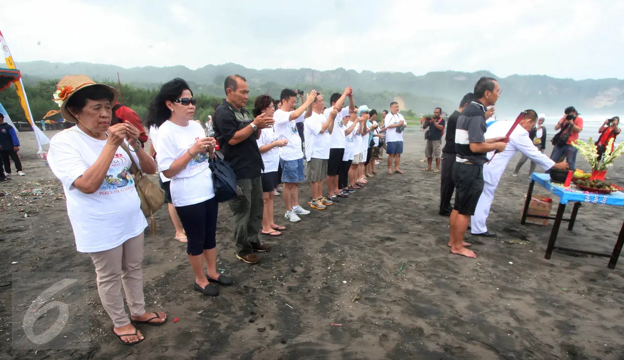 Warga Tionghoa berdoa menggunakan hio pada Perayaan Peh Cun di pantai Parangtritis, Bantul, Yogyakarta, Kamis (9/6).  Perayaan Peh Cun diselenggarakan dari tanggal 8-9 Juni 2016. (Liputan6.com/Boy Harjanto)