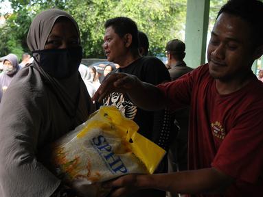 Warga antre untuk membeli beras murah Stabilisasi Pasokan dan Harga Pangan (SPHP) dari bulog di Kecamatan Bekasi Utara, Jawa Barat, Kamis (22/2/2024). (merdeka.com/Imam Buhori)