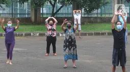 Pasien covid-19 berolahraga di halaman Graha Wisata Ragunan, Kebagusan, Jakarta Selatan, Selasa (15/6/2021). Pemprov DKI memfungsikan kembali Graha Wisata Ragunan sebagai tempat isolasi warga terpapar COVID-19 kategori OTG sejak pekan lalu dan saat ini merawat 117 pasien. (merdeka.com/Arie Basuki)
