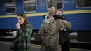 Para penumpang kereta pada rute itu adalah bagian kecil dari warga Ukraina yang masih bertahan saat ini. (AP Photo/Hanna Arhirova)
