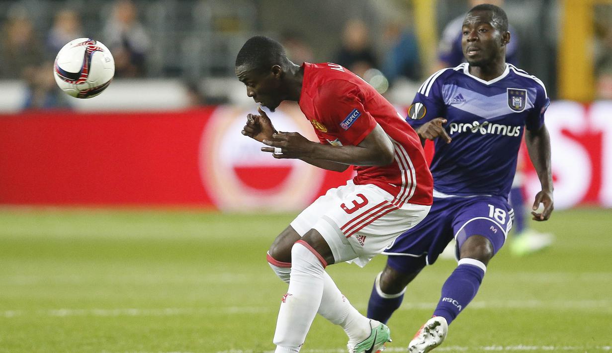 Bek Manchester United, Eric Bailly, membuang bola saat melawan Anderlecht pada laga Liga Europa di Stadion Constant Vanden Stock, Belgia, Kamis (13/4/2017). Kedua klub bermain imbang 1-1. (AFP/Bruno Fahy)