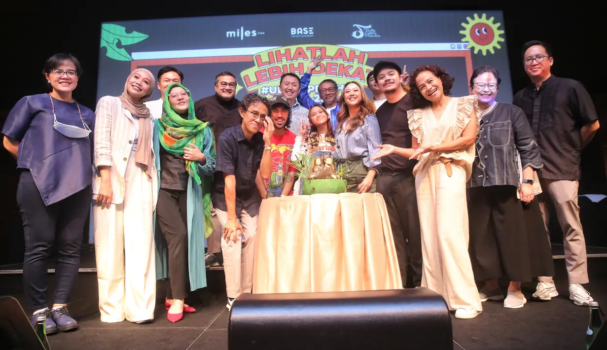 Kali ini mereka merayakan dengan penuh bahagia bersama para pemain film Petualangan Sherina [Fimela.com/Adrian Putra]