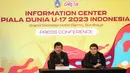 Direktur Teknik PSSI, Indra Sjafri (kiri) memberikan keterangan kepada media terkait kondisi terbaru Timnas Indonesia U-17 selama Piala Dunia U-17 2023 yang berlangsung di Information Center Piala Dunia U-17, Grand Swiss-Belhotel, Jalan Bintoro, Surabaya, Sabtu (11/11/2023). (Bola.com/Bagaskara Lazuardi)