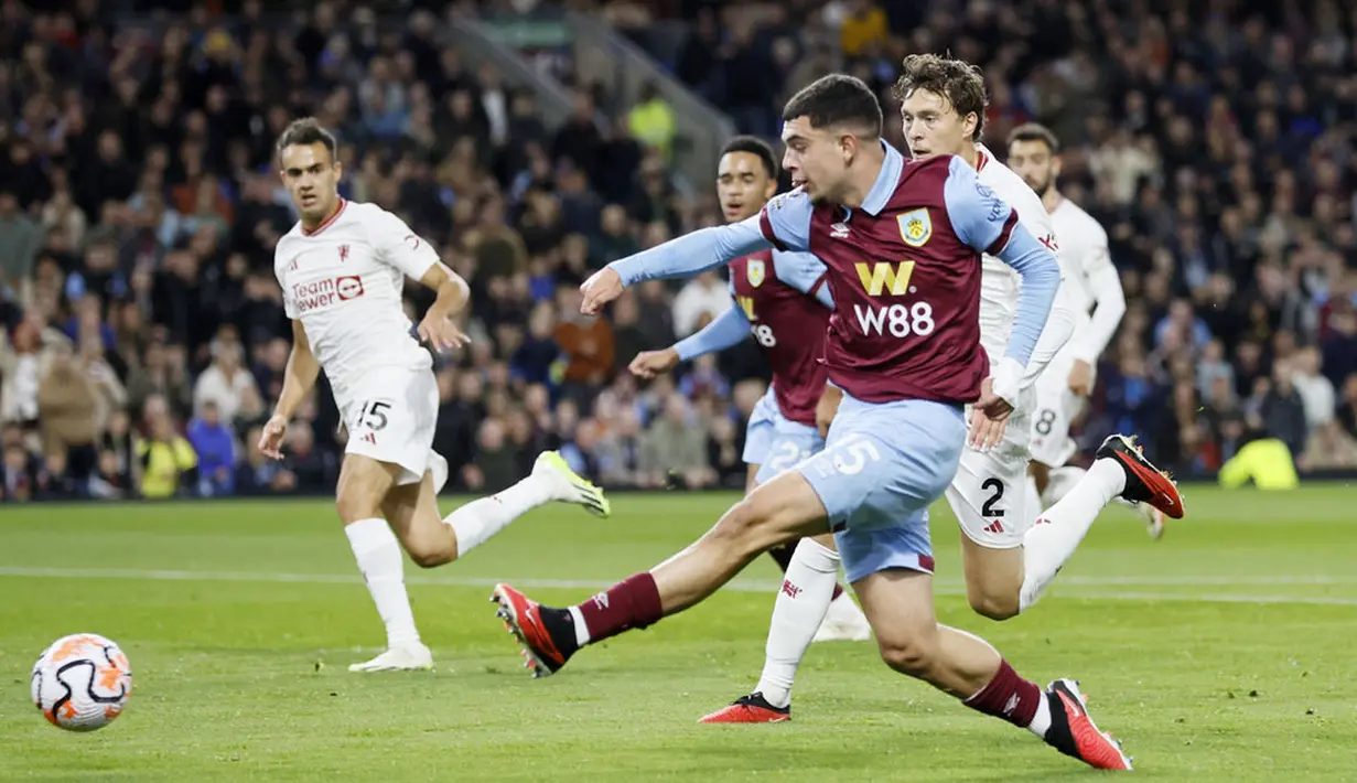 Pemain Burnley, Zeki Amdouni, melepaskan tendangan saat melawan Manchester United pada laga Liga Inggris di Stadion Turf Moor, Minggu (24/9/2023). MU menang dengan skor 1-0. (Richard Sellers/PA via AP)