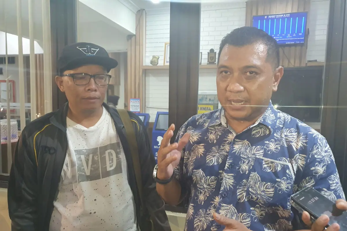 Ayah korban, Fahmi saat memberikan penjelasan terhadap anaknya yang menjadi korban bullying di SMPN 8 Depok.