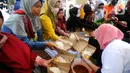 Pemerintah Kota (Pemkot) Depok menyiapkan makanan dan minuman gratis saat kegiatan Makan Nusantara Gratis pada puncak acara Hari Ulang Tahun (HUT) ke-24, di Lapangan Balai Kota Depok, Jawa Barat, Selasa (2/5/2023). (merdeka.com/Arie Basuki)