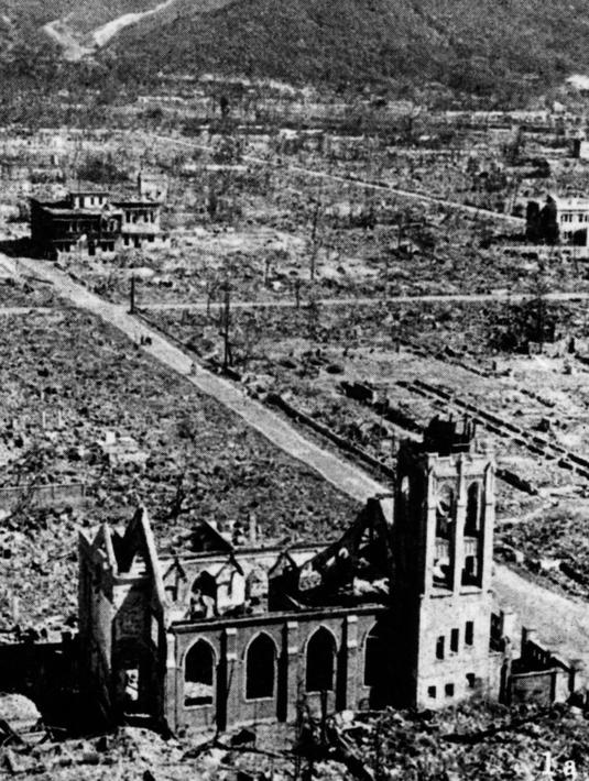 Kota Hiroshima yang hancur setelah bom atom pertama dijatuhkan oleh Angkatan Udara AS B-29 pada 06 Agustus 1945. Sekitar 140.000 orang, atau lebih dari separuh penduduk Hiroshima meninggal dalam peristiwa. (AFP PHOTO / STR) 