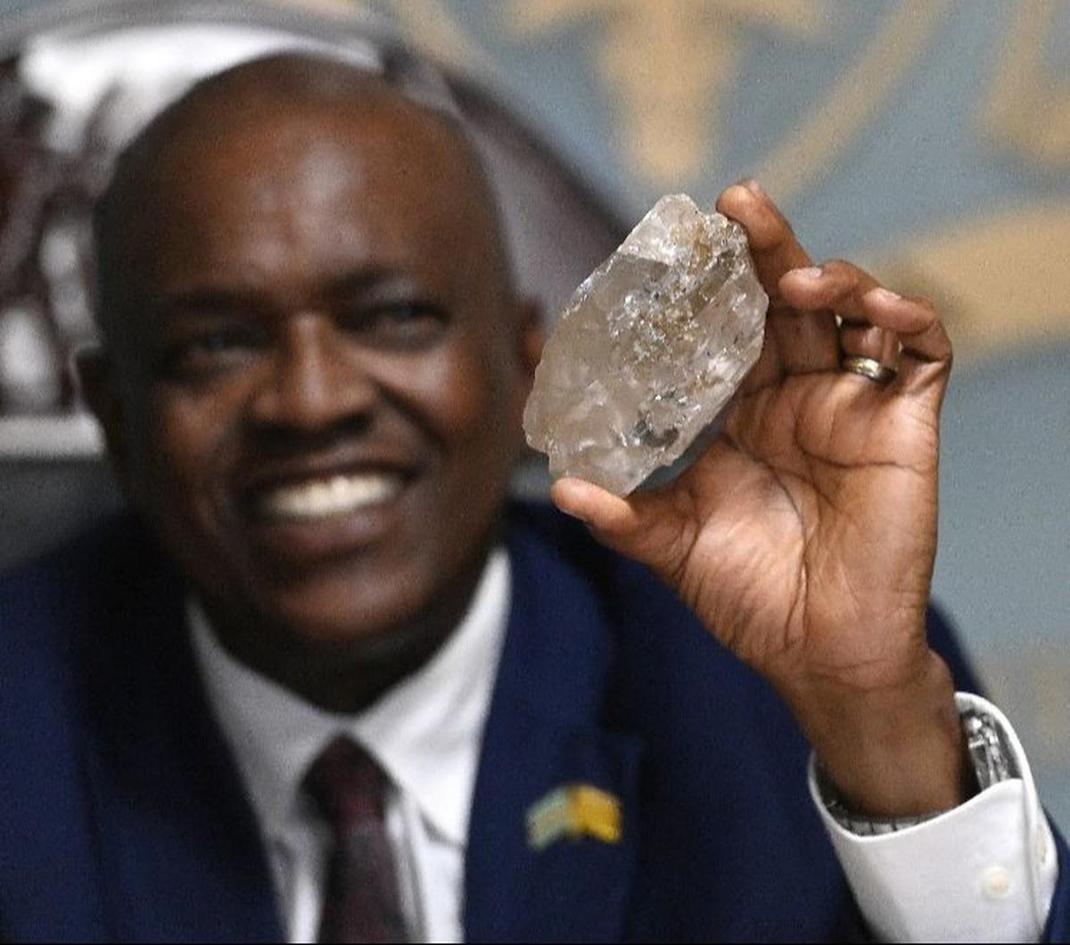 Presiden Botswana Mokgweetsi Masisi memperlihatkan berlian seberat 2.492 karat di kantornya di Gaborone, Botswana, pada 22 Agustus 2024. Berlian raksasa yang ditemukan di sebuah lokasi pertambangan di Botswana itu disebut sebagai yang terbesar di dunia da