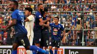 Gelandang Arema, Hanif Sjahbandi, tersenyum merayakan gol ke gawang PSS di Stadion Kanjuruhan, Kabupaten Malang, Selasa (24/9/2019). (Bola.com/Iwan Setiawan)