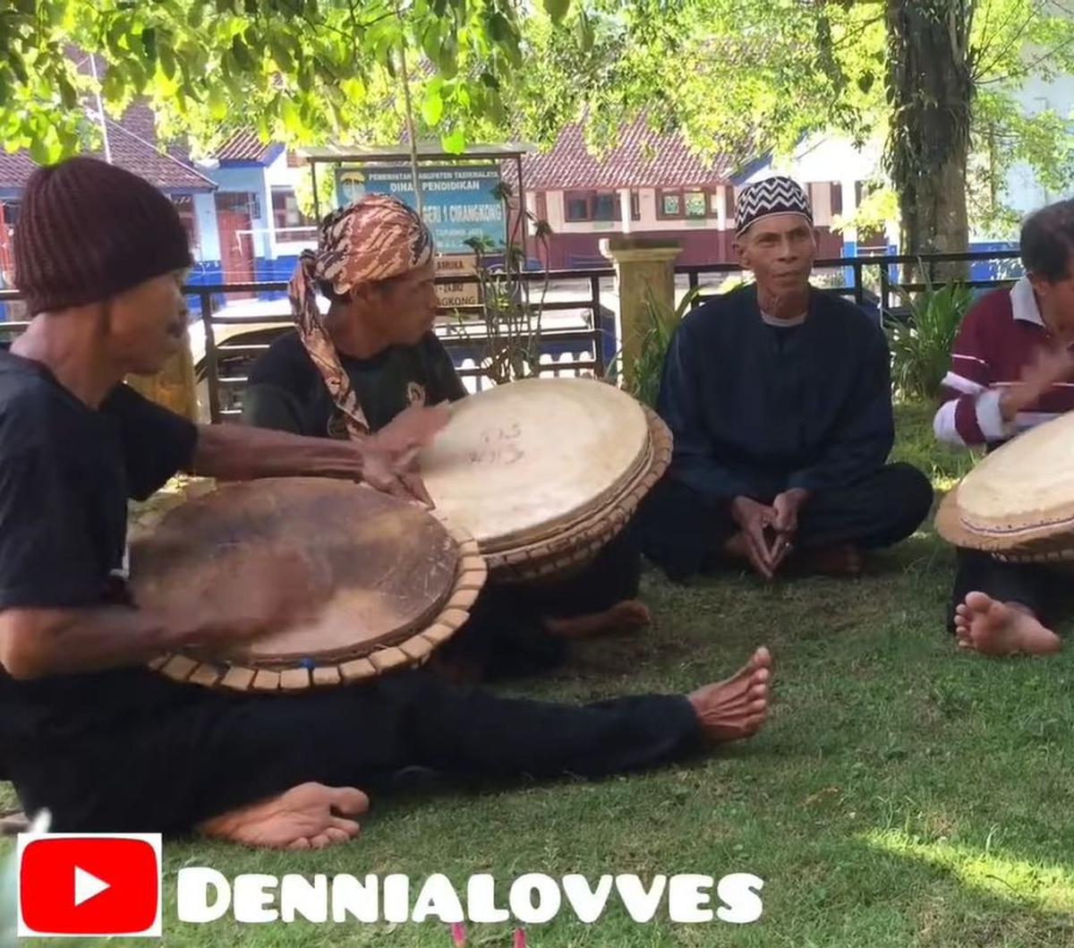 Tetabuhan yang berirama ini menjadi ciri rasa hormat mereka kepada leluhur pemberi panen yang berlimpah, yakni Dewi Sri Pohaci. Namun di samping untuk ritus, terselip juga doa-doa agar panen tersebut membawa keberkahan.