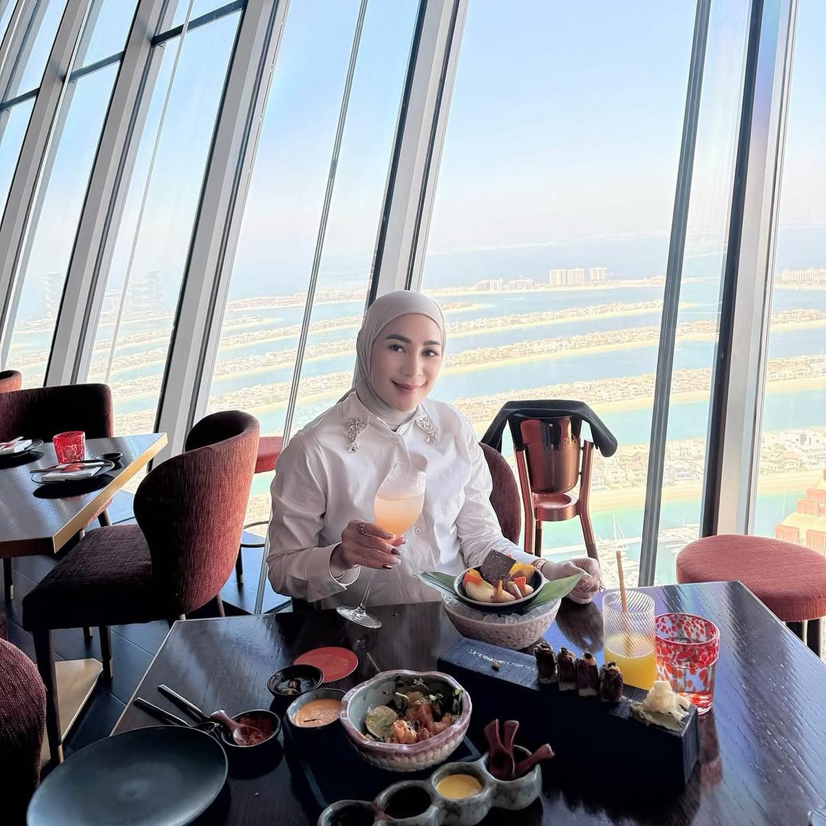 6 Potret Erin Taulany Nikmati Liburan di Dubai, Naik Jet Car - Makan di Ketinggian