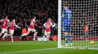 Arsenal memperbesar keunggul menjadi 3-1 di menit ke-74. Zinchenko beruntung saat bola pantulan mengarah ke dirinya yang langsung disambar dengan tendangan voli. (AP Photo/Kin Cheung)