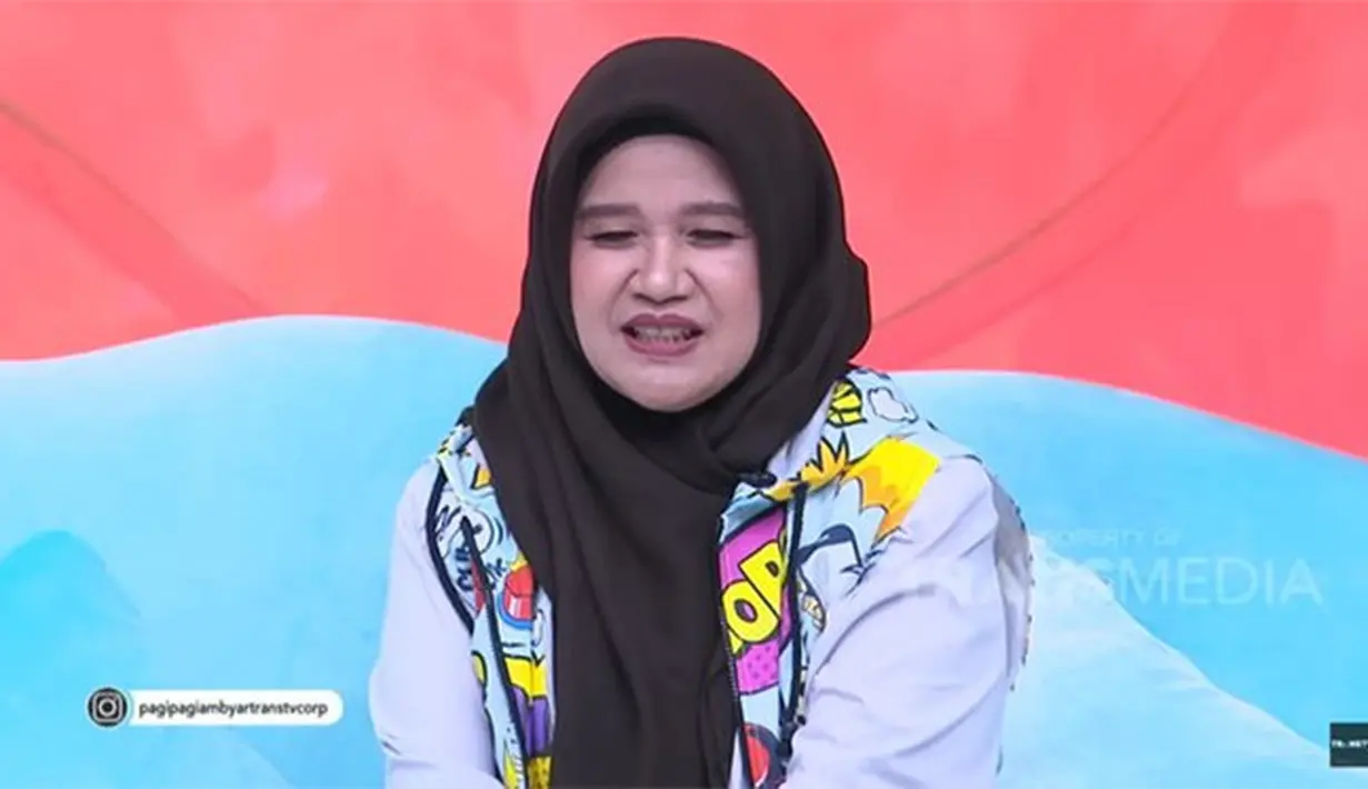 Lama menghilang dari layar kaca, Cici Tegal belakangan ini kerap menjadi bintang tamu acara televisi swasta. Hingga usianya 62 tahun, perempuan yang khas dengan bahasa Tegal itu mengaku masih jomblo alias belum memiliki pasangan. [Youtube/TransTV]