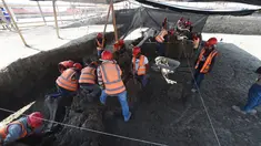 Ahli paleontologi dari Institut Antropologi Nasional bekerja menggali kerangka mammoth yang ditemukan di Pangkalan Militer Santa Lucia di Kotamadya Zumpango, Meksiko (8/9/2020). (AFP/Rodrigo Arangua)