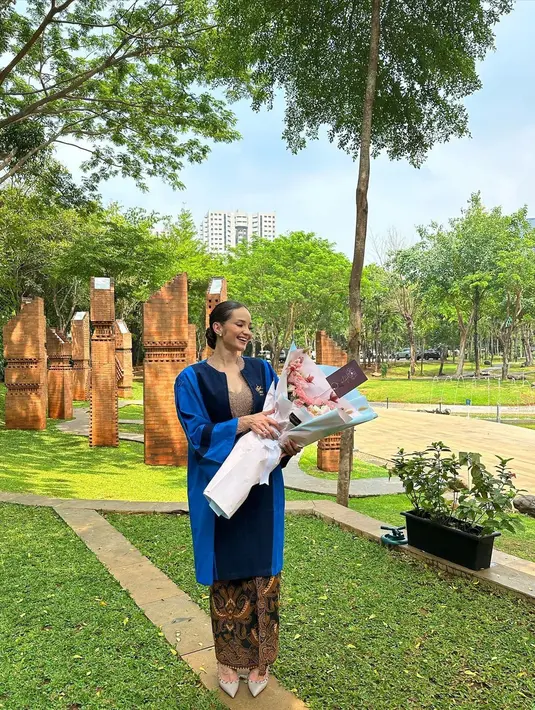 Di bagian caption, Enzy Storia menceritakan bagaimana jauh-jauh waktu sebelum dirinya diwisuda, bahkan dari sejak mengerjakan bab 1, ia sudah mencari referensi kebaya wisuda. [Foto: Instagram/enzystoria]