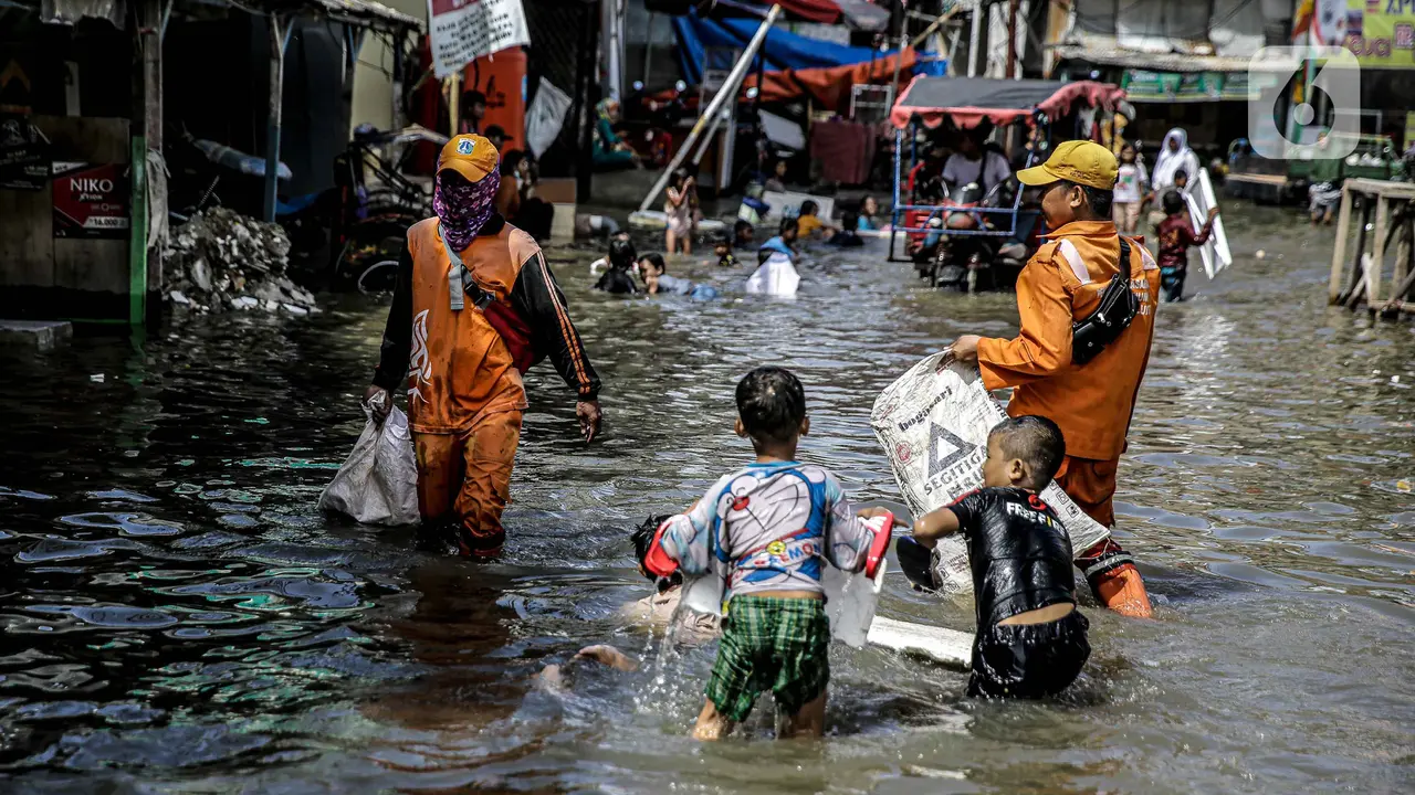 FOTO: Pembersihan Sampah Banjir Rob