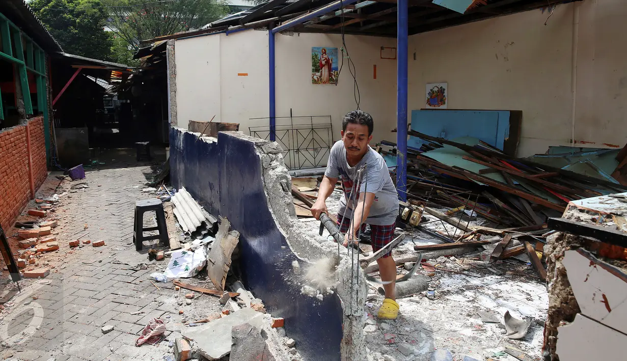 Pekerja membongkar tembok kios di sentra kuliner tradisional Jalan Lapangan Tembak, Senayan, Jakarta Pusat, Selasa (28/2). Menurut sejumlah penjual di tempat tersebut, kontrak sewa mereka berakhir per 15 Desember 2016. (Liputan6.com/JohanTallo)