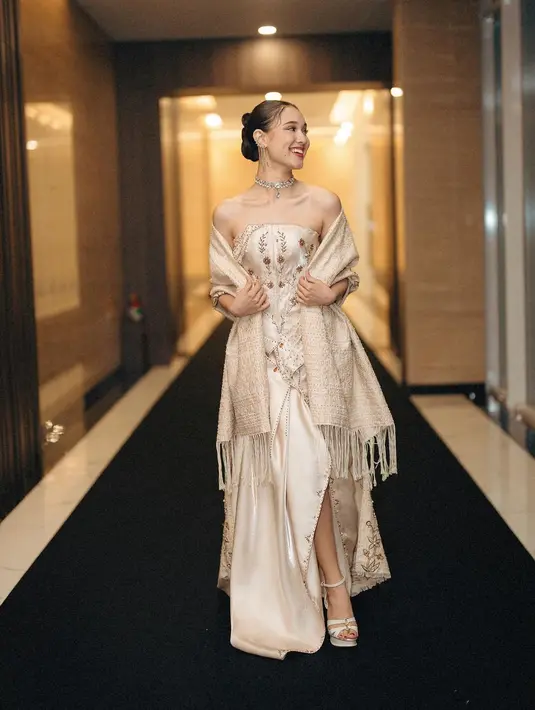 Menghadiri acara salah satu televisi, Yasmine tampil elegan. Ia mengenakan strapless dress super cantik bernuansa keemasan. Penampilannya ini dipadu selendang yang serasi. [Foto: Instagram/yasminnapper]