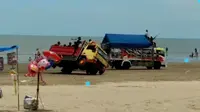 Aksi balapan truk ugal-ugalan terjadi di tempat wisata Pantai Cemara di Desa Sugihwaras, Kecamatan Jenu, Kabupaten Tuban, Jawa Timur. (Liputan6.com/ Ahmad Adirin)