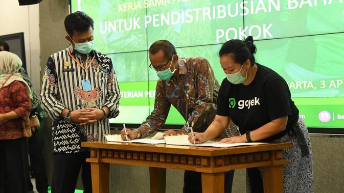 Menteri Pertanian Syahrul Yasin Limpo menyaksikan penandatanganan kerjasama Kementan dan PT. Aplikasi Karya Anak Bangsa yang menaungi Gojek di Kantor Pusat Kementerian Pertanian (3/4).