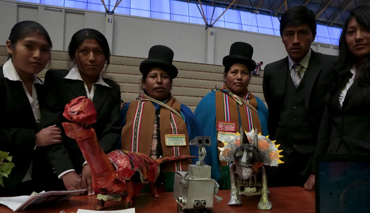 Siswa dan perwakilan sekolah memamerkan robot  buatannya  di olimpiade sains, La Paz, Bolivia,  Senin (10/8/2015). Ini  akan membangun minat siswa agar lebih mengetahui ilmu  pengetahuan elektro, fisika , matematika dan komputer. (REUTERS/David Mercado)