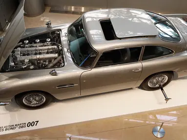 Mobil Aston Martin DB5 dalam film James Bond 1965 ditampilkan di rumah lelang Sotheby, New York, Senin (29/7/2019). Aston Martin DB5 milik James Bond itu akan dilelang pada 15 Agustus mendatang di Monterey, California. (AP/Richard Drew)