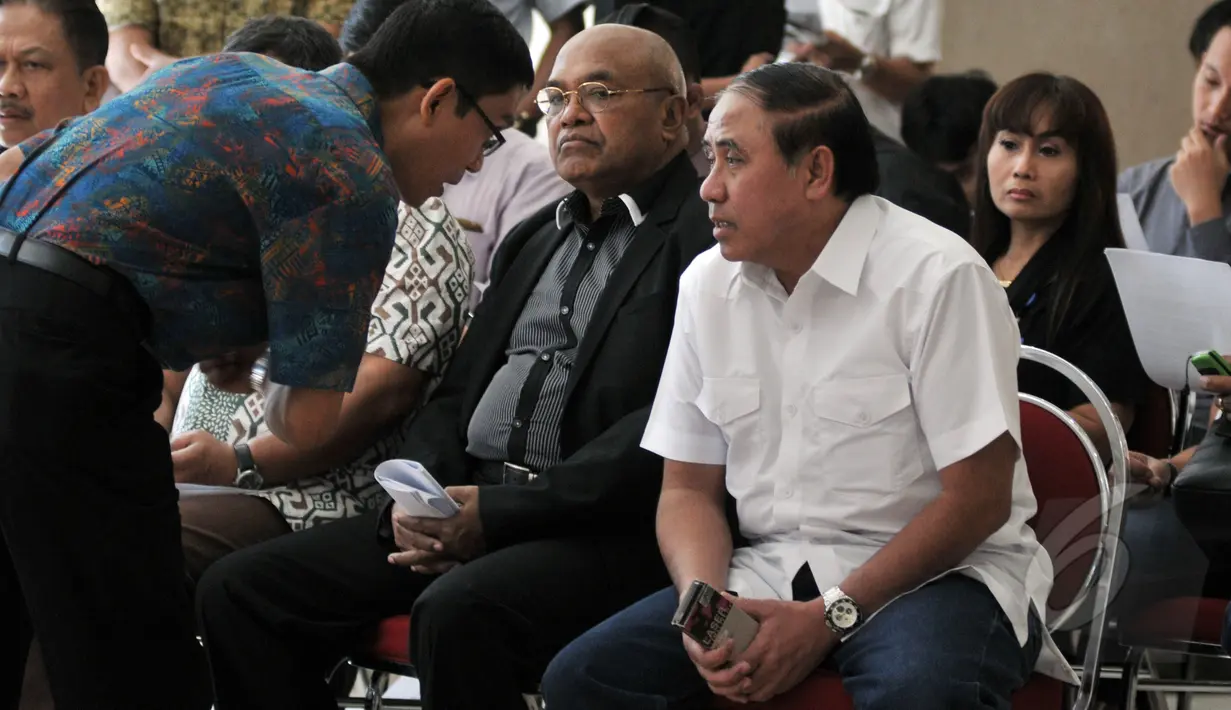 Mantan Wakil Gubernur DKI Jakarta Prijanto (kanan) berbincang di sela-sela diskusi publik di Gedung DPRD DKI Jakarta, Rabu (8/4/2015). Prijanto menjadi narasumber utama diskusi publik tentang Dugaan Korupsi di Stadion BMW. (Liputan6.com/Johan Tallo)