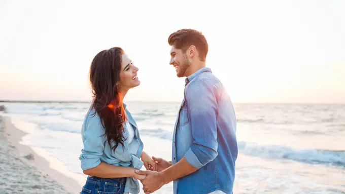 couple februari bersama di pantai