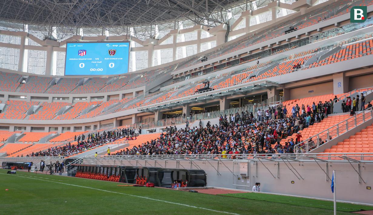 Sejumlah penonton memadati kursi saat laga pembuka International Youth Championship 2021 antara Bali United U-18 melawan Atletico Madrid U-18 di Jakarta International Stadium, Jakarta, Rabu (13/04/2022). (Bola.com/Bagaskara Lazuardi)