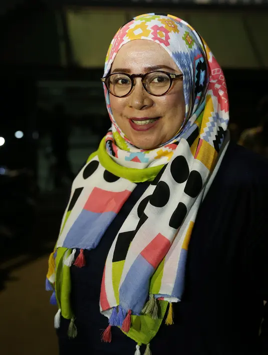 Meski telah lama malang melintang dalam dunia panggung, Melly Goeslaw masih merasakan panik jelang tampil berduet dengan penyanyi Syahrini. (Galih W. Satria/Bintang.com)