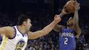 Pemain Orlando Magic, Elfrid Payton (2) melakukan tembakan saat diadang pemain Warriors, Zaza Pachulia  pada lanjutan NBA Basketball game di Oracle Arena, Oakland, (13/11/2017). Warriors menang 110-100. (AP/Ben Margot)