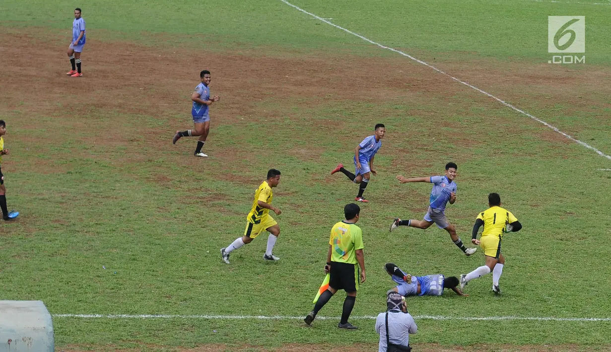 Pemain Rugby putra Sumsel dan Jateng saat laga pada Kejurnas Rugby 7's di GOR Soemantri Brodjonegoro, Jakarta, Rabu (25/10). Ajang ini merupakan seleksi jelang Asian Games 2018 dan menguji kesiapan panitia. (Liputan6.com/Helmi Fithriansyah)
