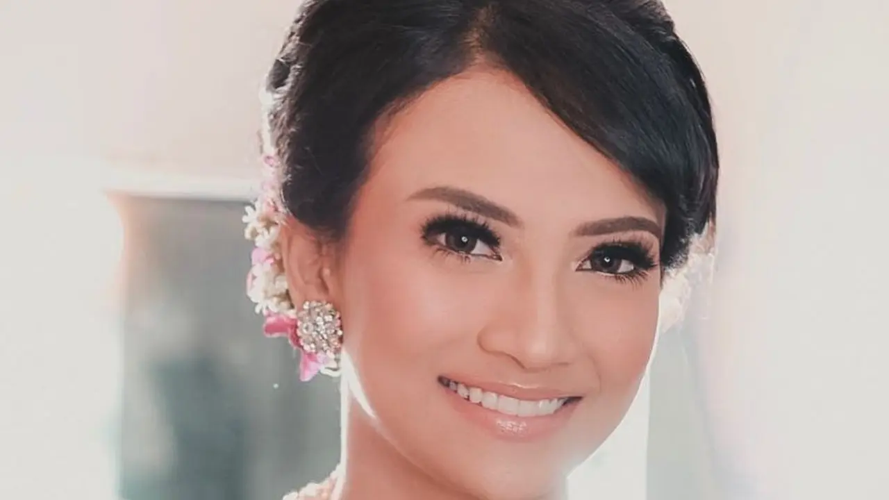 Dikabarkan Menikah, Ini 6 Pesona Vanessa Angel dalam Balutan Kebaya
