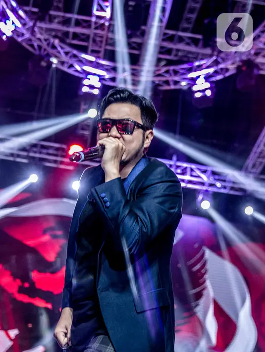 Aksi panggung Vokalis Five Minutes, Richie Setiawan saat tampil di Konser Luar Biasa  Indonesian Soccer Awards 2019 di Studio 6 Indosiar, Jakarta, Jumat (10/1/2020). (Liputan6.com/Faizal Fanani)