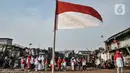 Anak-anak Kelas Jurnalis Cilik (KJC) saat menggelar upacara memperingati Hari Kemerdekaan ke-76 Republik Indonesia di Cilincing, Jakarta, Selasa (17/8/2021). Upacara peringatan HUT ke-76 RI yang digelar di kawasan pesisir tersebut berlangsung khidmat. (merdeka.com/Iqbal S. Nugroho)
