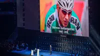 Foto pebalap sepeda Iran, Bahman Golbarnezhad, berukuran raksasa ditampilkan di Stadion Maracana, Rio de Janeiro, pada upacara penutupan Paralimpide 2016, Senin (19/9/016) pagi WIB. (EPA/Jenns Burtner)