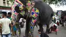 Seekor gajah dilukis menjelang festival Hindu tahunan Rath Yatra di Ahmedabad, India (3/7/2019). Festival Rath Yatra dijadwalkan akan dimulai pada 4 Juli tahun ini dan akan dimeriahkan oleh sekitar 15 gajah. (AFP Photo/Sam Panthaky)