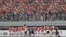 Para pemain Persija mengucapkan terima kasih kepada The Jakmania usai melawan Persiba pada laga Liga 1 di Stadion Patriot, Bekasi, Jumat  (12/8/2017). Persija menang 2-0 atas Persiba. (Bola.com/M Iqbal Ichsan)