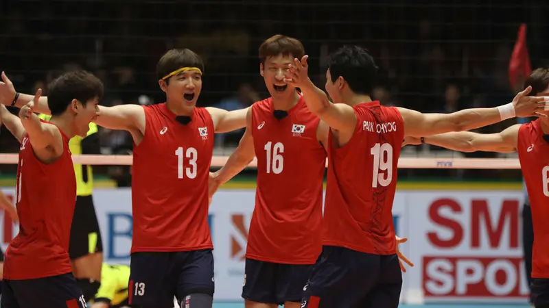 Pemain Timnas voli putra Korea bersorak merayakan poin saat melawan Jepang pada Kejuaraan Voli Asia 2017 di GOR Tri Dharma, Gresik, Rabu (26/7). Korea unggul 3-2. (Liputan6.com/Helmi Fithriansyah)