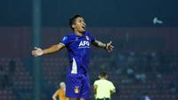 Striker Persik Kediri, M. Khanafi, melakukan selebrasi setelah mencetak gol ke gawang Bhayangkara FC dalam laga pekan ke-14 BRI Liga 1 2023/2024. (Bola.com/Gatot Sumitro)